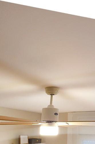 Grâce à ses toiles grand format, le plafond tendu à froid SWALtex™ est lisse, sans raccord, jusqu’à 5 m de large. La fixation Clip SWAL™ assure une finition discrète. Une solution rapide pour rafraîchir un intérieur.
